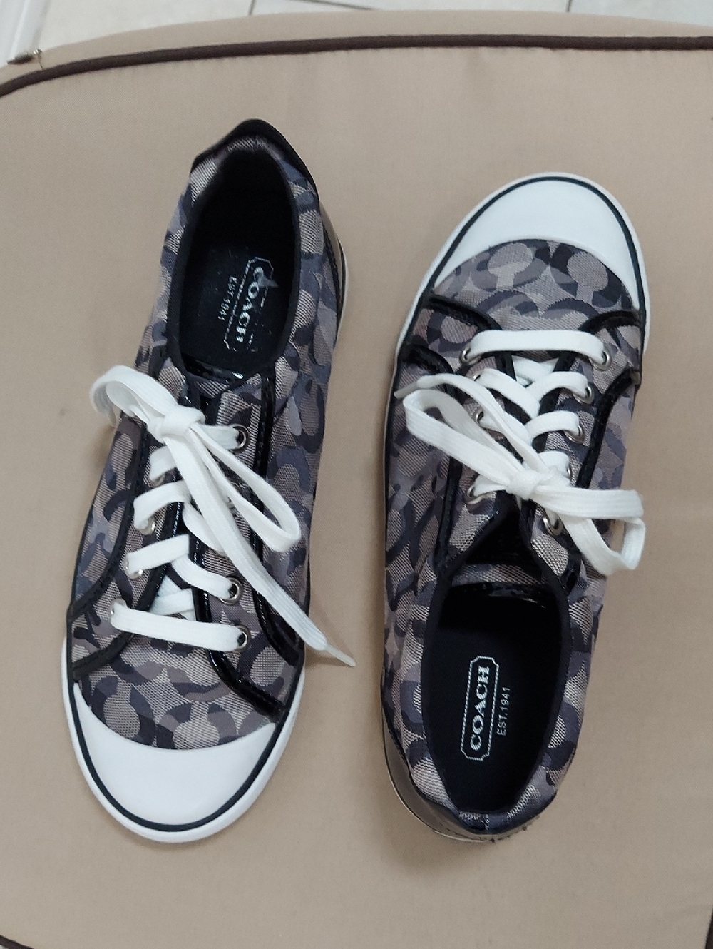 Coach Shoes, Size 8, Logo Fabric, Black & Gray, Patent Leather Heel - Picture 7 of 12